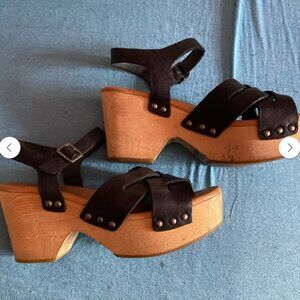 Kork-Ease Black Strappy Platform Sandals - size 7M